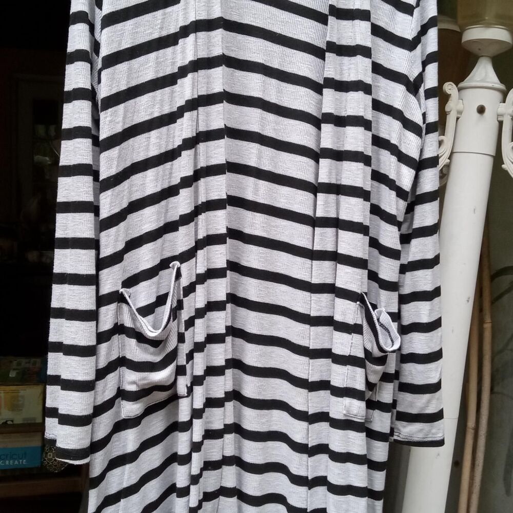 Hybrid and Company Ladies XL Long Sweater Jacket